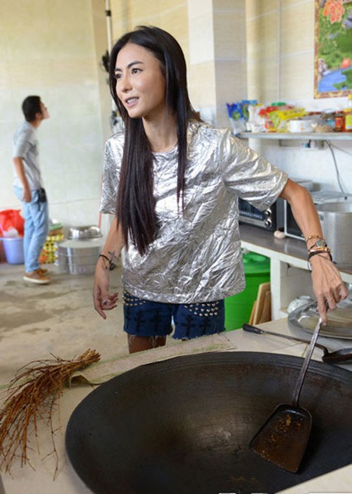 Sau khi chia tay với Tạ Đình Phong, trong thời gian quay phim cho chương trình thực tế "Ngôi sao đến nhà tôi", Trương Bá Chi xuất hiện với thân hình gầy gò, ốm yếu. Cùng với Trương Bá Chi, nhiều  mỹ nhân Hoa ngữ gầy trơ xương cũng gây choáng cho fan.